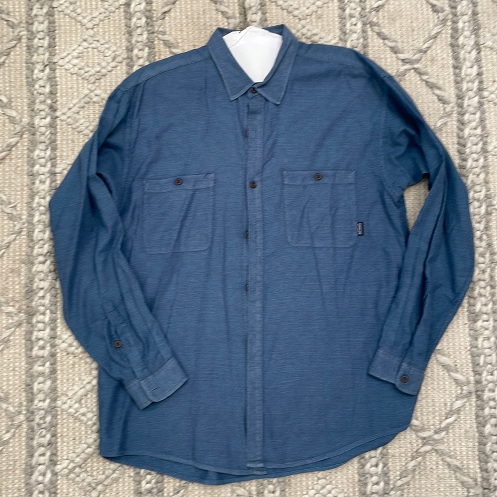 Men’s Patagonia 100 organic cotton long sleeve button down EUC size Lage